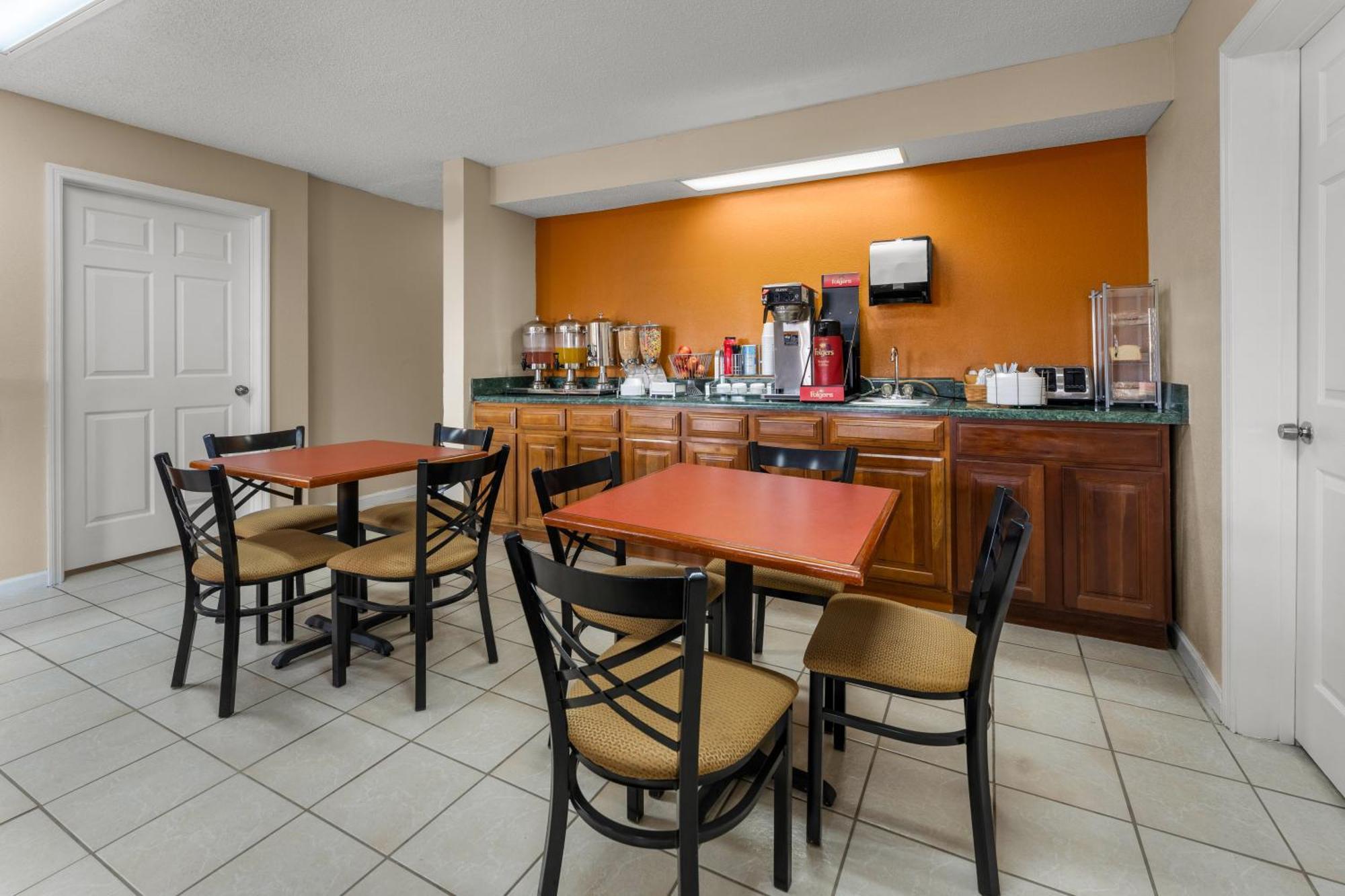 Americas Best Value Inn-Montezuma Екстер'єр фото