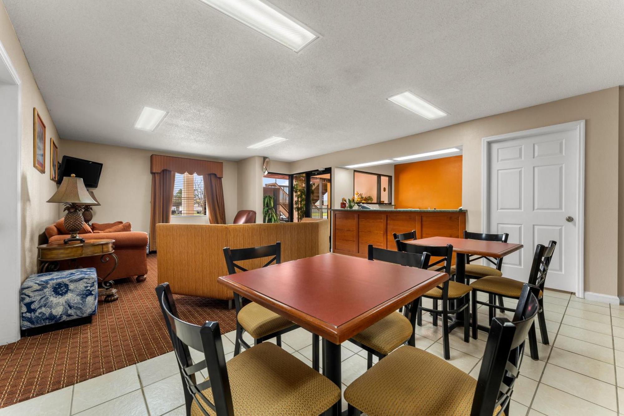 Americas Best Value Inn-Montezuma Екстер'єр фото
